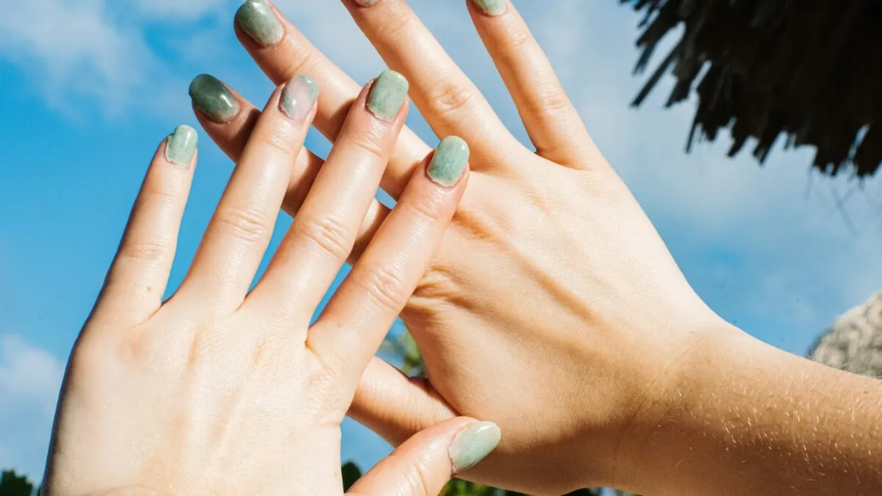 (P) Kit unghii profesional vs. kit pentru începători – ce alegi?