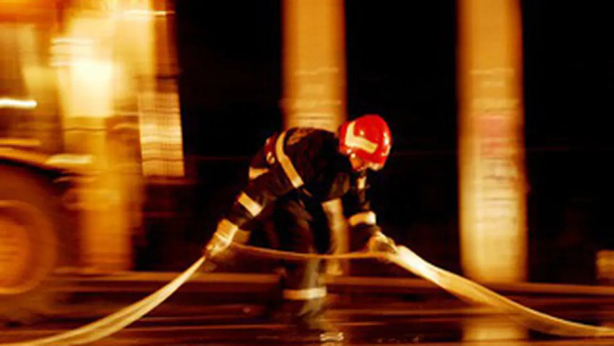 Douazeci de persoane dintr-un bloc din Calarasi, evacuate in urma unui incendiu