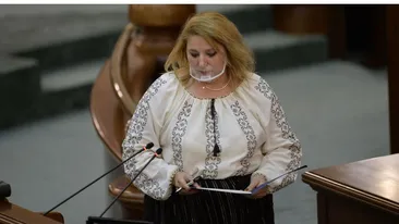 Imagini incredibile cu Diana Șoșoacă. Cum a sfidat senatoarea, din nou pandemia participând la o petrecere ilegală unde i-a făcut dedicații lui Raed Arafat