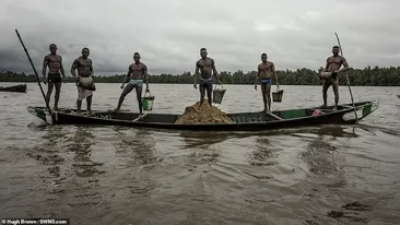 FOTO | ”Minerii musculoși” din Camerun! Se scufundă la aproape 10 metri pentru a scoate nisip, iar trupurile lor par sculptate