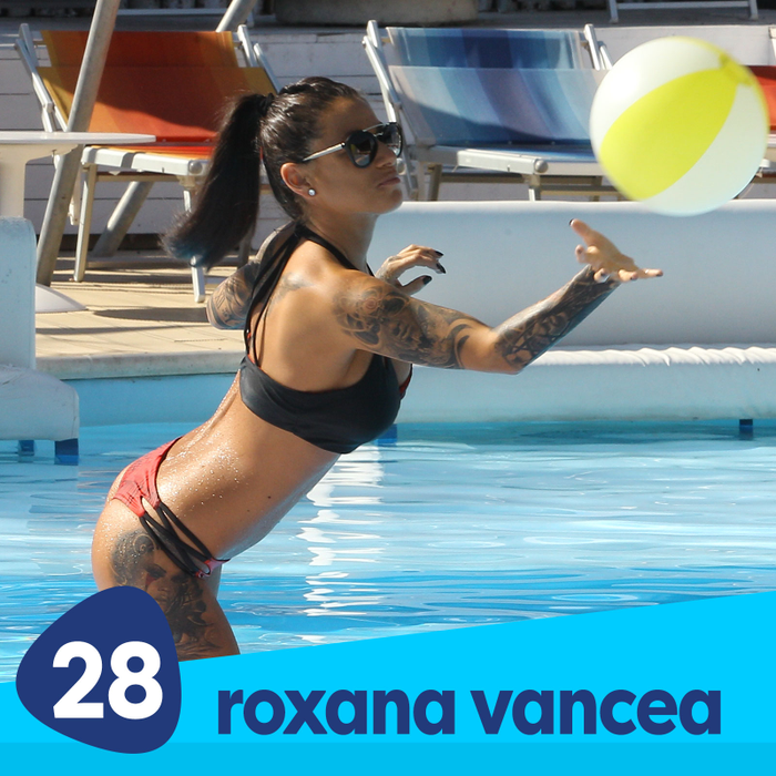 Roxana Vancea, sexy și jucăușă la plajă