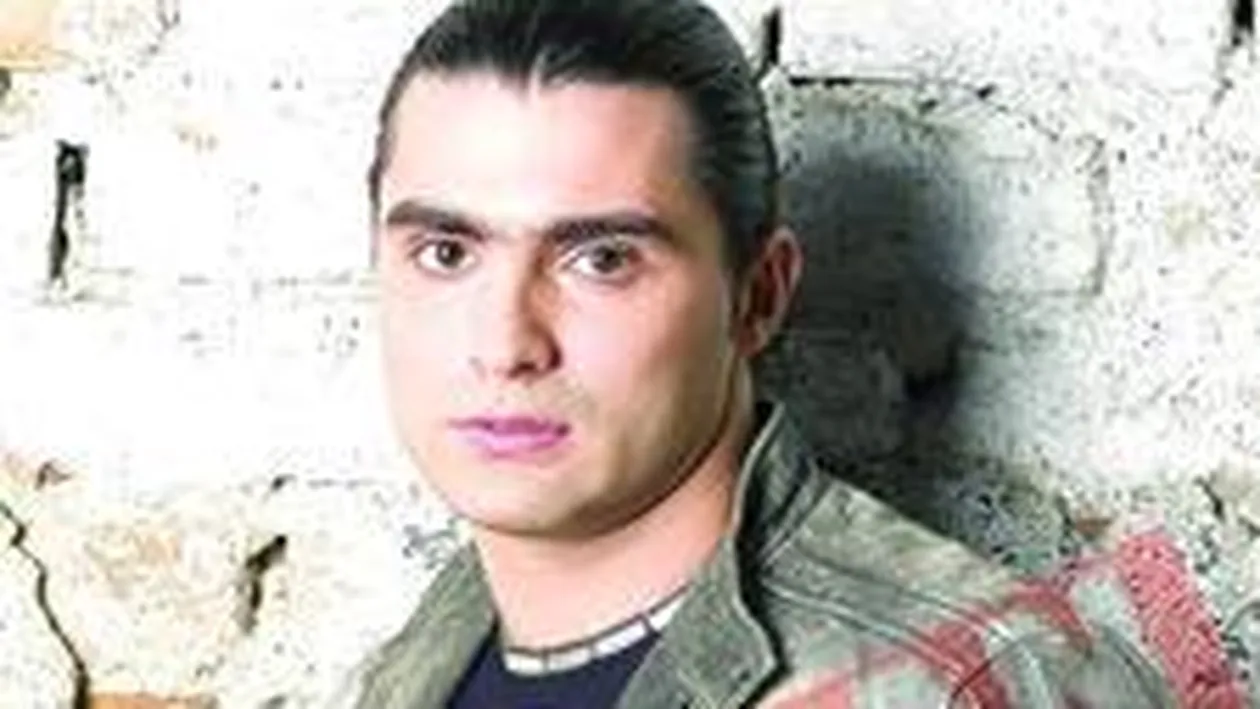 Nu se lasa inregistrat cand canta manele