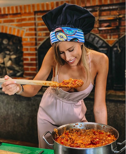 Gabriela, iubita lui Dani Oțil, a făcut spectacol în bucătărie: ”Asta se zice! Poate prind puțin miros!”