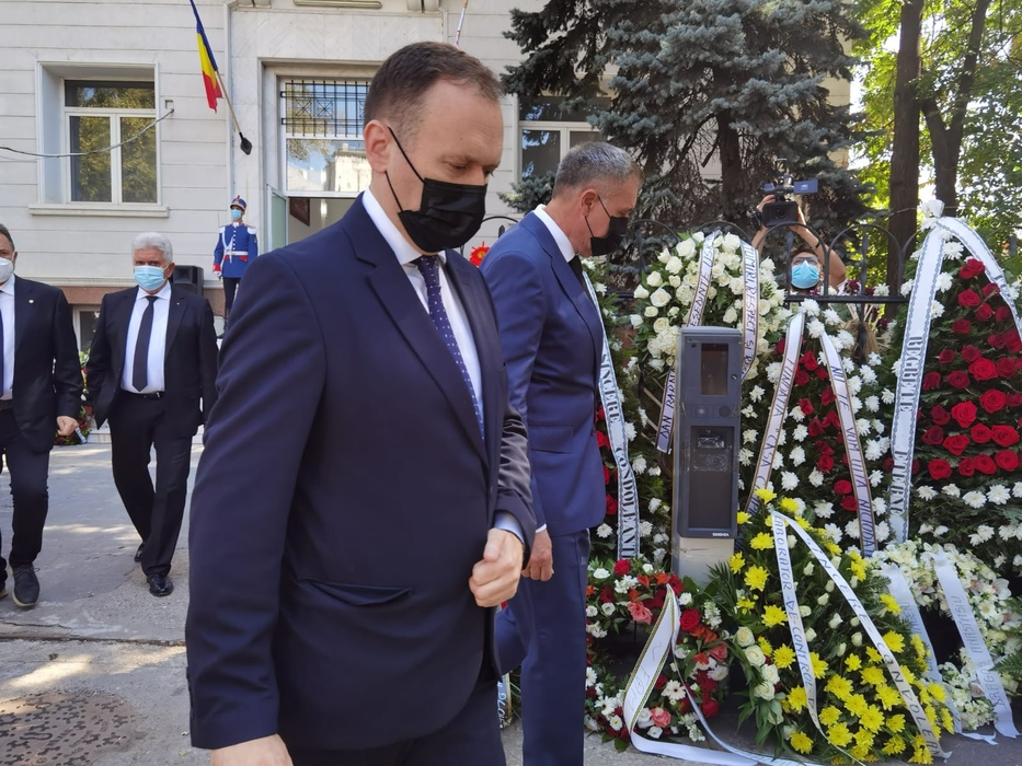 Zeci de coroane de flori, depuse la Clubul Sportiv Dinamo. Ivan Patzaichin va fi înmormântat astăzi, cu onoruri militare