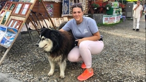 Cel mai ciudat job din România. Câți lei câștigă pe zi o "bonă" de animale de companie