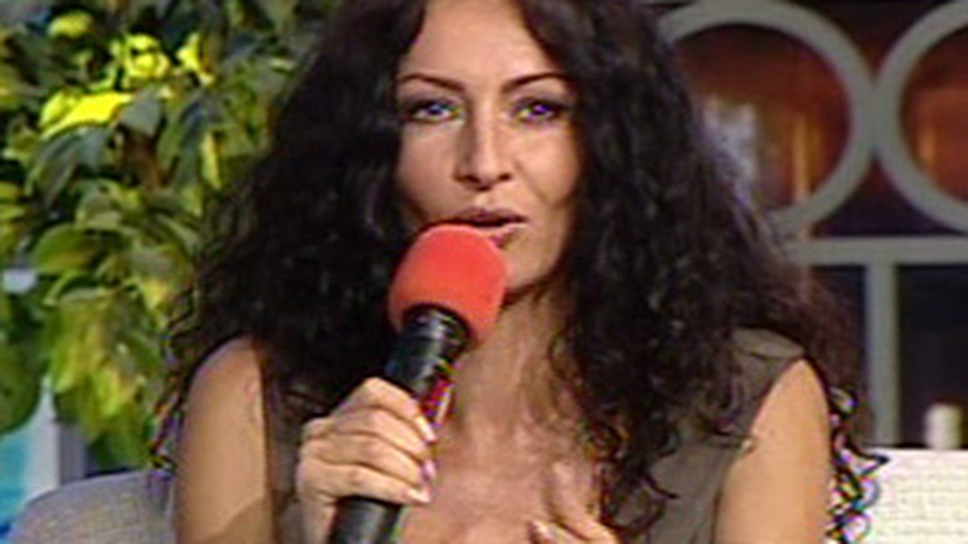 VIDEO Vrei sa stii care e secretul Mihaelei Radulescu la 43 de ani?! Afla-i dieta, vezi ce program de sport are in fiecare zi si cat de mult au ajutat-o yoga si masajul!