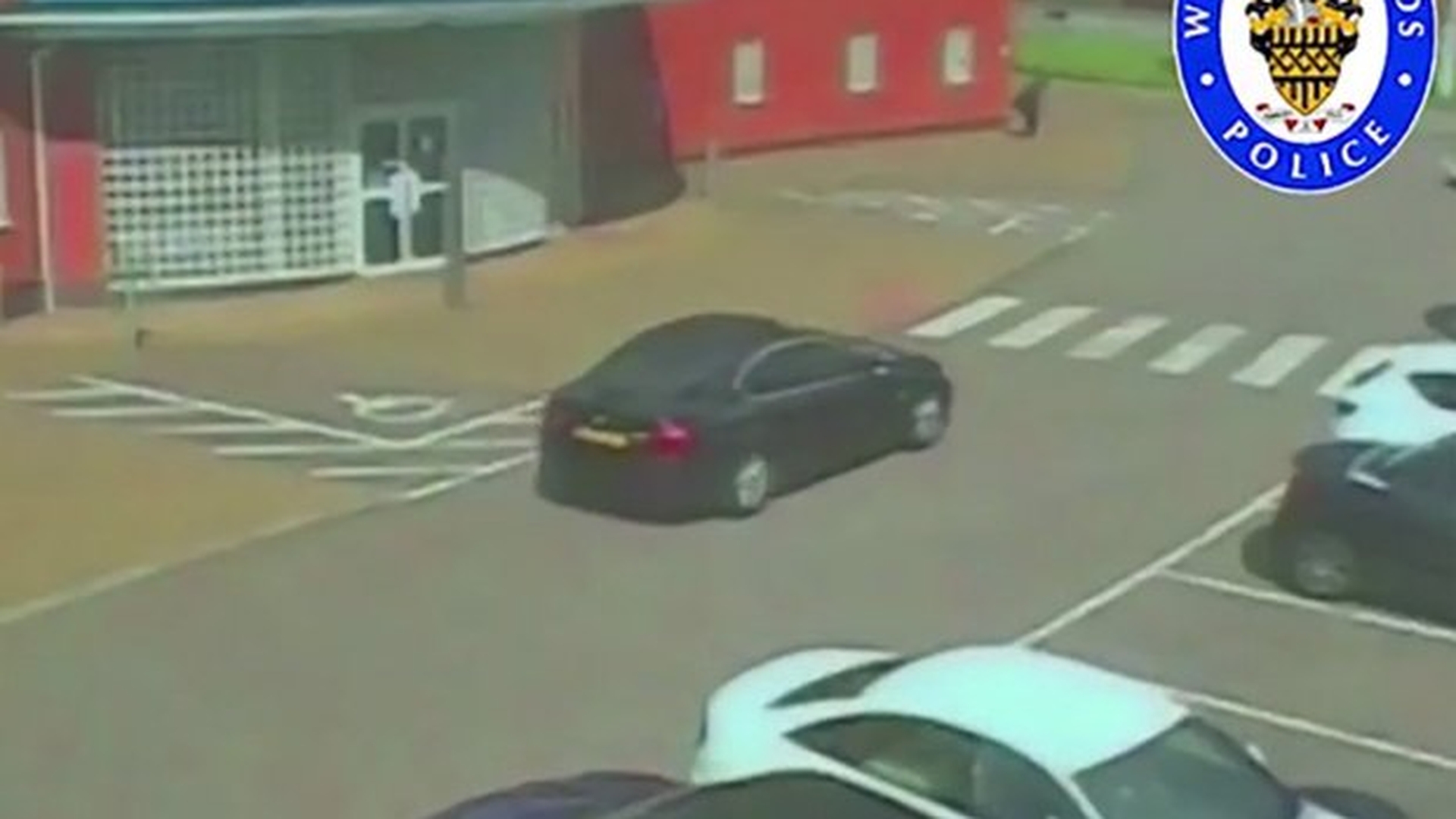 A parcat in fata sectiei de politie si a intrat sa le arate ce e pe scaunul lui. Ofiterii au ramas inmarmuriti de ceea ce au gasit