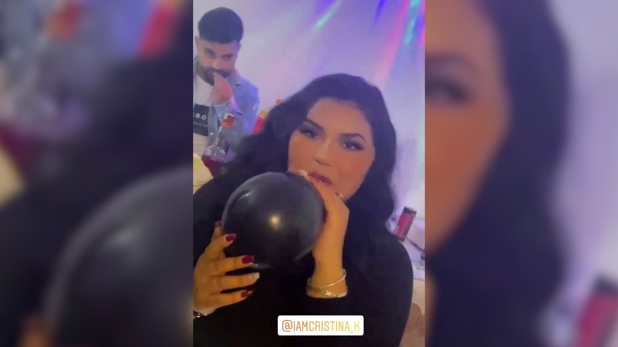 Bebino și stripteuza Foxxie Fox, distracție cu gaz ilariant la party