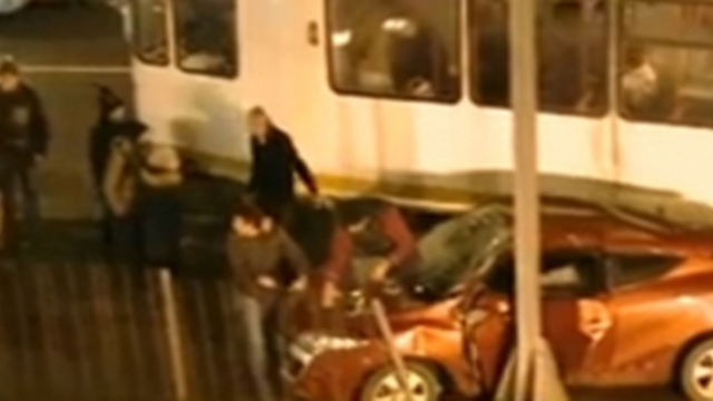 Momente de panica, in centrul Bucurestiului! Un tramvai a deraiat, dupa ce ar fi fost lovit de o masina, in Pasajul Victoriei