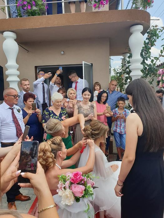 Sora Biancăi Drăgușanu, din nou în fața altarului! Oana a eclipsat-o cu ținuta ei pe mireasa care a avut o rochie stil prințesă