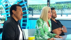 Premieră la American Idol! O concurentă a intrat în competiție fără să se înscrie la audiții și i-a uimit pe jurați cu vocea ei