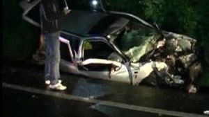 Trei tineri si-au pierdut viata dupa ce masina in care se aflau a fost spulberata de un microbuz