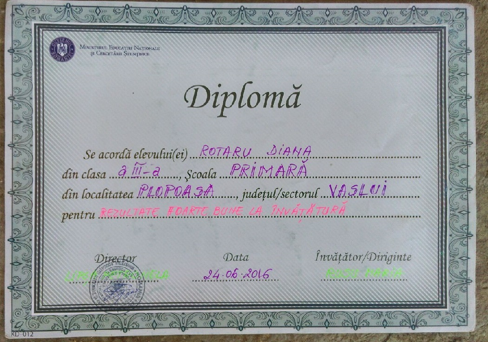 Fetiţa de 10 ani este premiantă, chiar dacă învaţă la lumina lumânării
