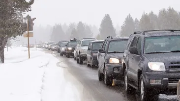 Revelionul a inceput pe DN1! Lumea s-a strans in coloane de masini ce se intind pe o distanta de 10 kilometri pe Valea Prahovei