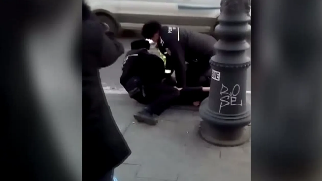 Scandal uriaş în centrul Capitalei! Un bărbat a fost pus la pământ şi încătuşat de poliţişti