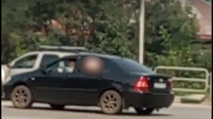 VIDEO! O femeie îşi arată părţile intime pe geamul maşinii, în mijlocul traficului, în amiaza mare!
