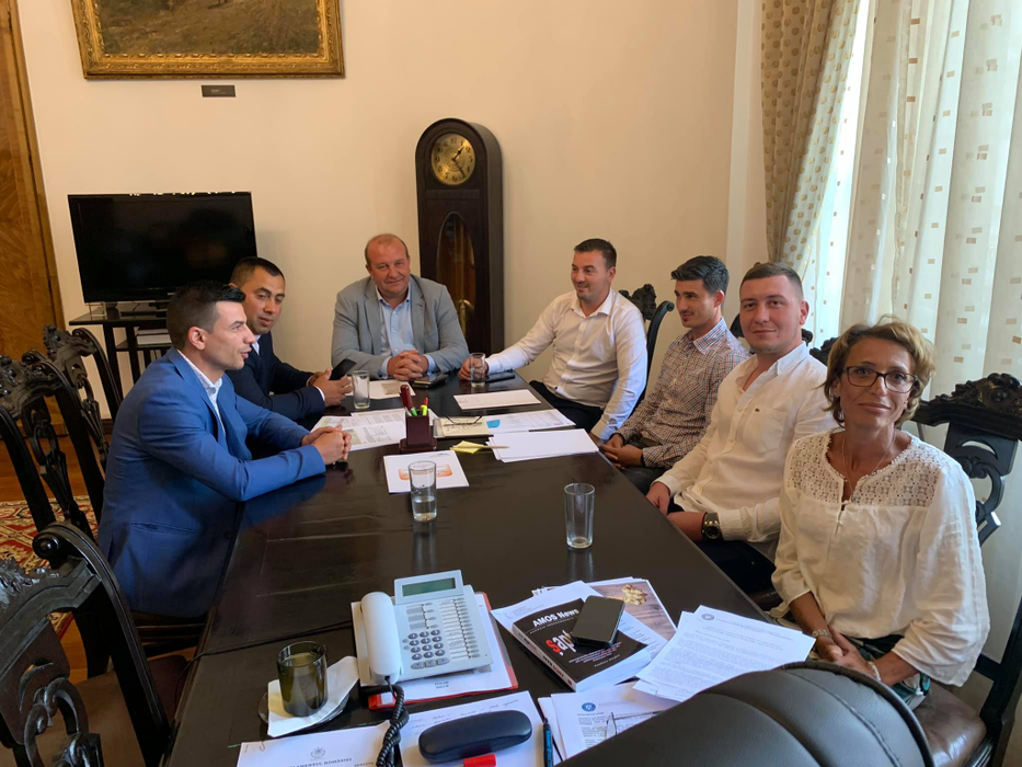Luminița, la discuții serioase despre usturoi