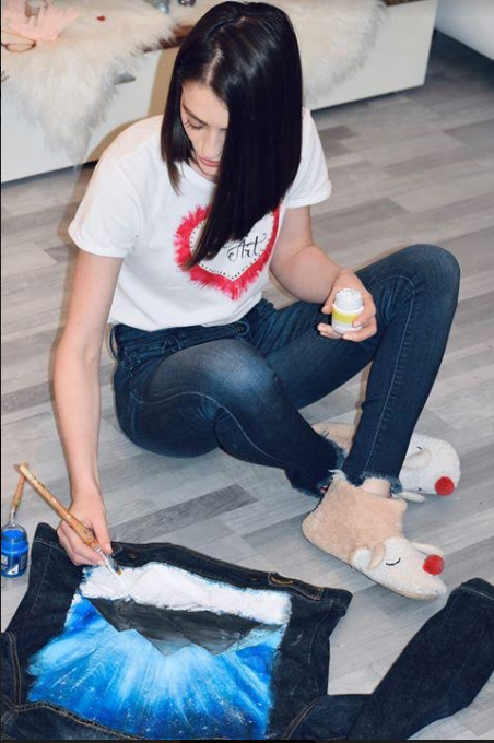 Povestea de succes a româncei care a fugit la Viena! Transformă gecile de blug în opere de artă unicat pentru vedetele din România