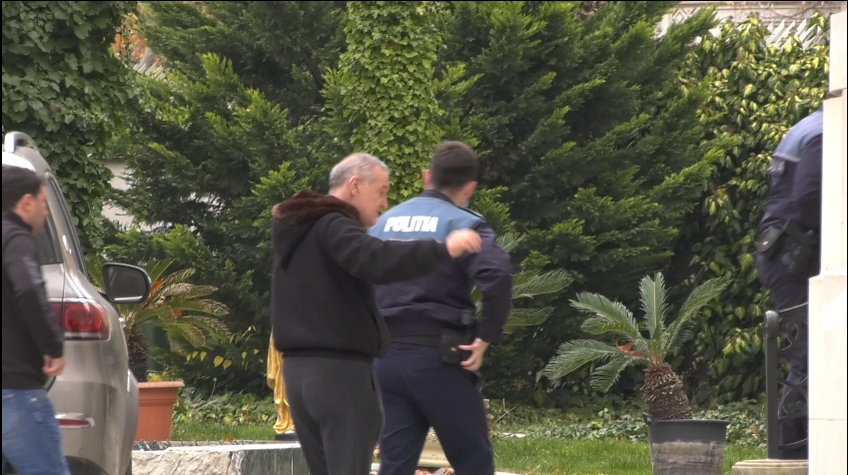 Gigi Becali l-a convins pe bărbatul care urcare pe un stâlp în fața casei din Pipera să coboare