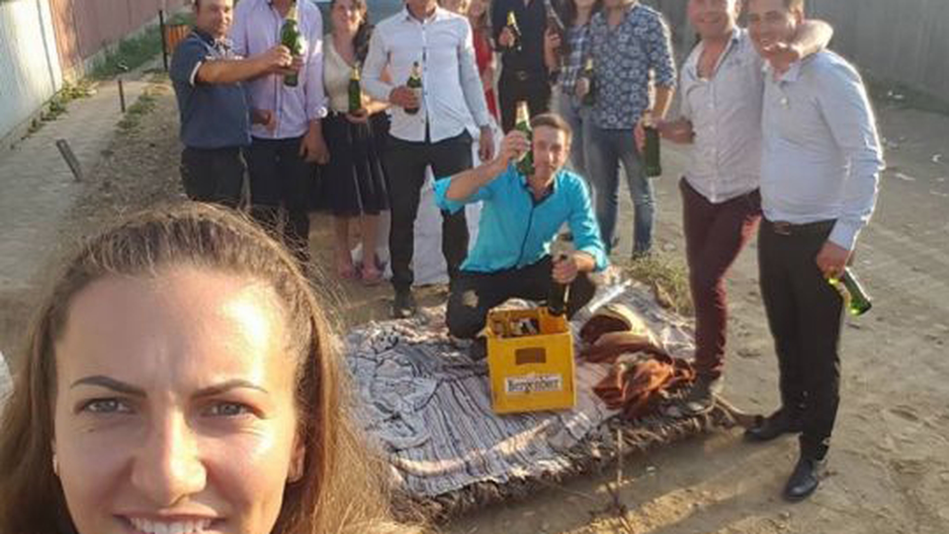  VIDEO! Numai la Vaslui se putea întâmpla asta! N-o să ghiceşti niciodată cu ce s-au plimbat aceşti miri în ziua nunţii