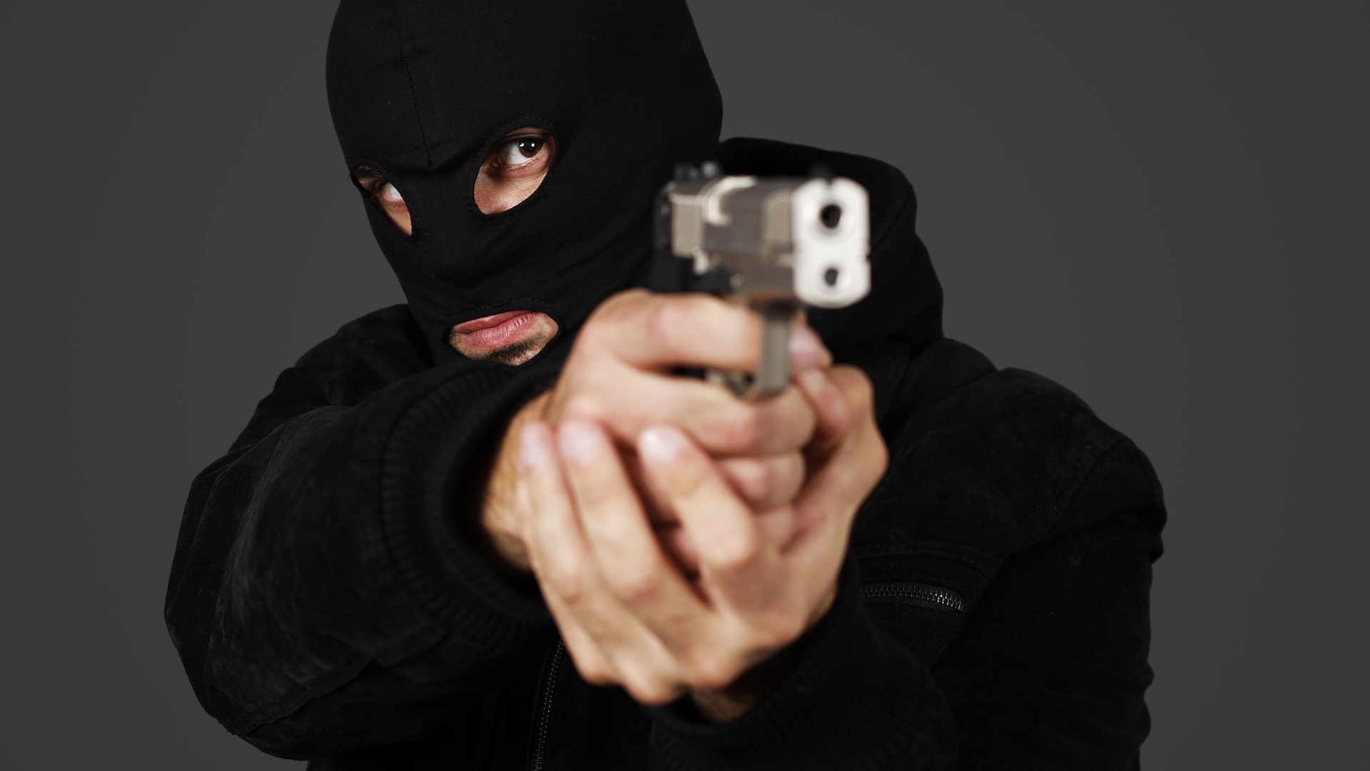 Adrian Cristea a terorizat o vanzatoare! Pentru ca nu a fost servit cu o cafea, a tras cu pistolul!