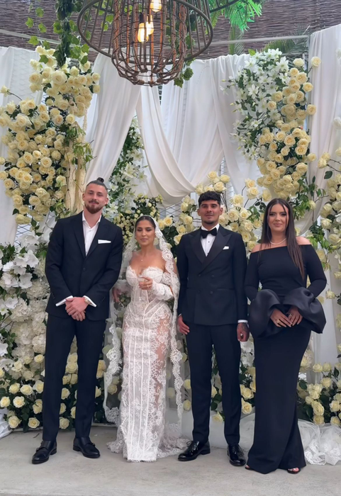 Ioana, rochie de mireasă îndrăzneață! Toți invitații s-au uitat lung la soția lui Florinel Coman