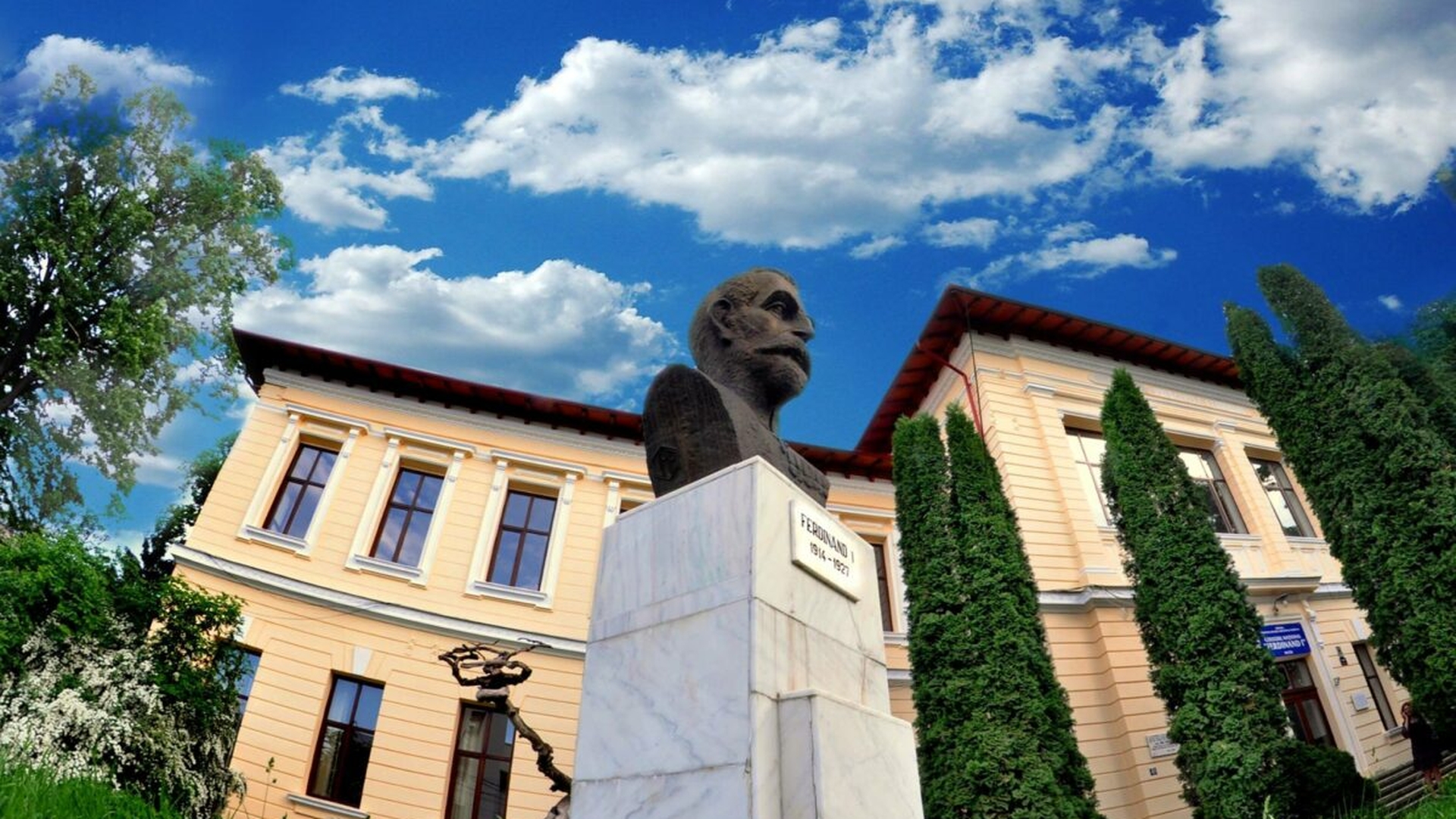 Un profesor din Bacău, acuzat că a oferit bani şi o ciocolată unei eleve de clasa a VIII-a, „cu o formă voalată demnă de un pedofil”