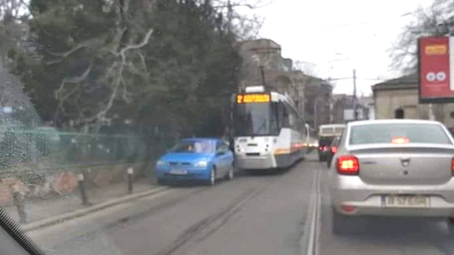 Ce a făcut un vatman din București după ce s-a trezit cu un Opel albastru parcat pe linia de tramvai. A intrat în magazinul de vis-a-vis și a zis: "Buna ziua, mă scuzați, sunt și eu cu tramvaiul"
