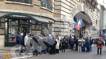 Oamenii sunt revoltaţi: Sicriul lui Sergiu Nicolaescu este sigilat!Uite cine a venit să-şi ia rămas bun de la regizor! LIVE TEXT