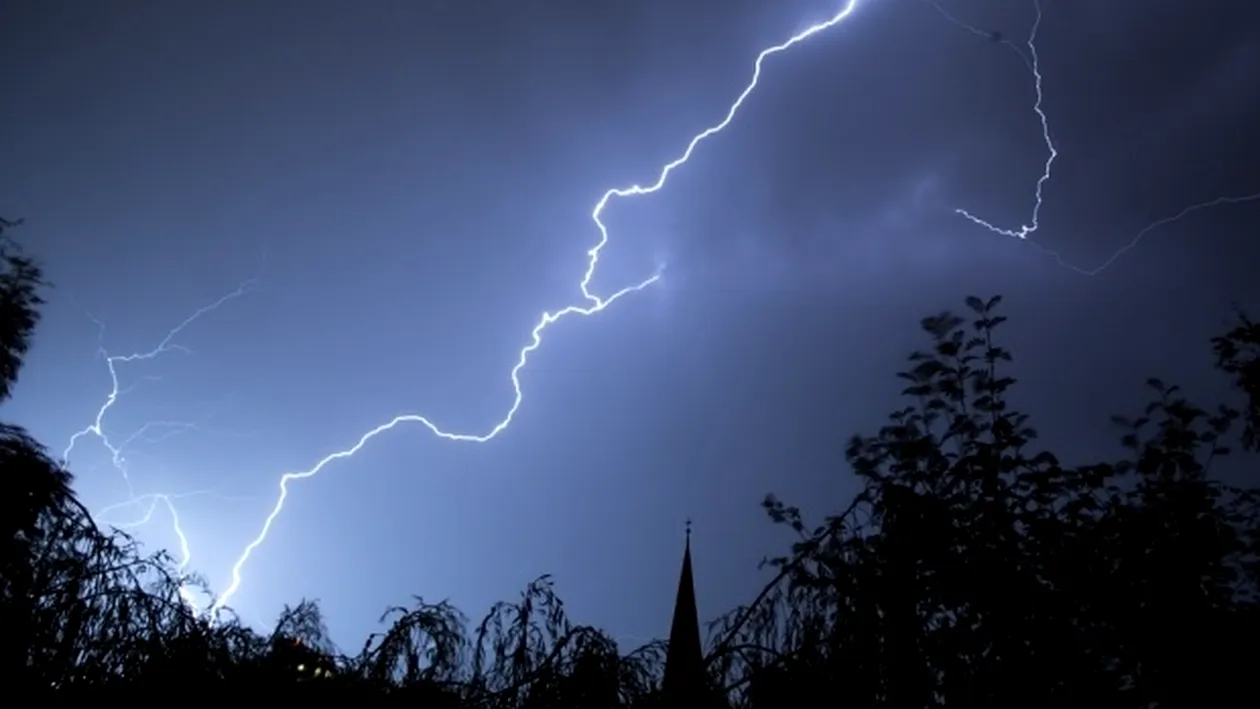 Alertă meteo! Furtuni violente și ploi torențiale în mai multe județe din țară