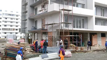 Ce tragedie! A căzut de la etajul 5 după ce a vrut să-și facă o poză cu prietenii! “S-a lovit de aparatul de aer condiționat și...”