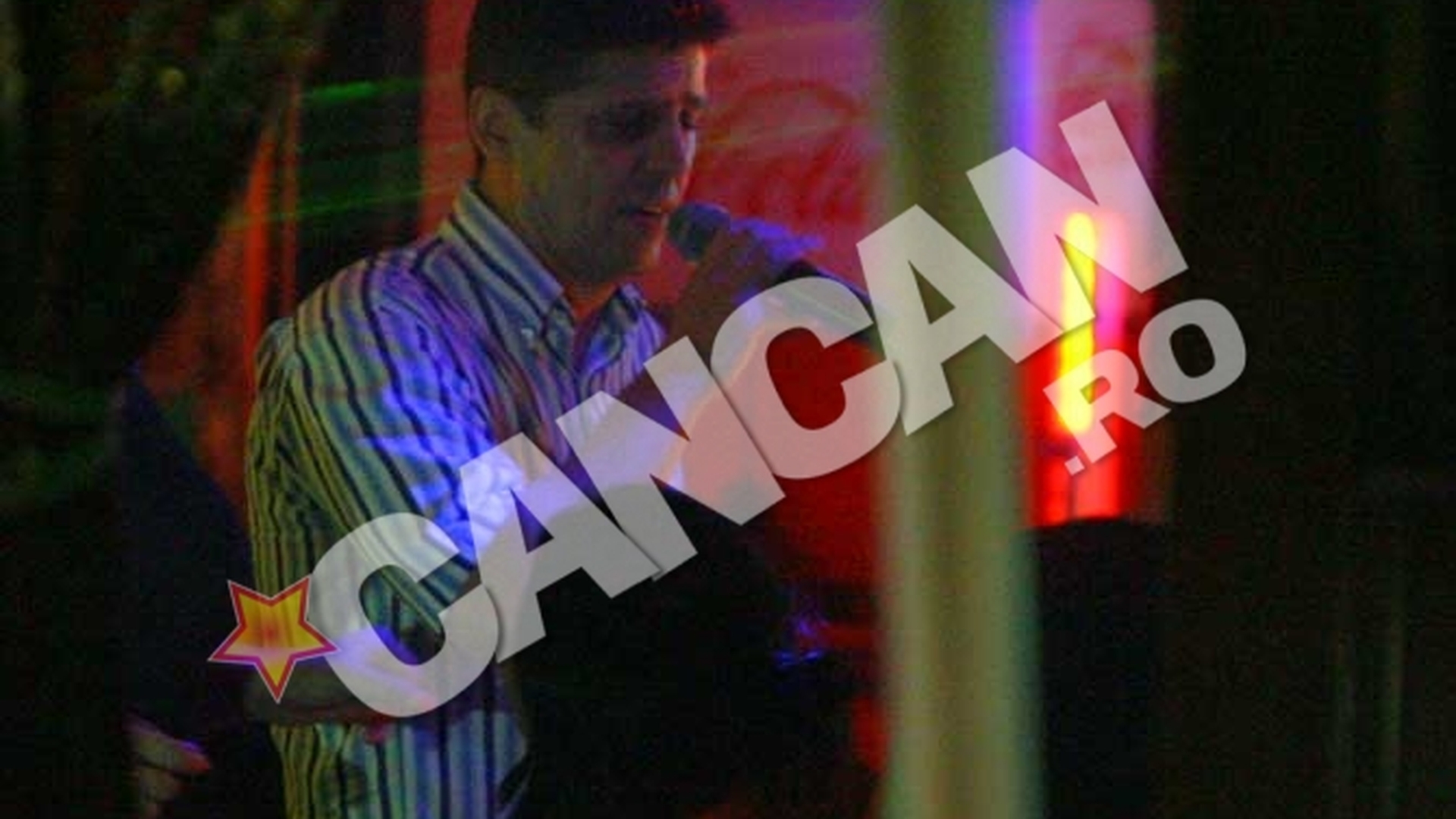 Politicianul dansator face orice pentru a-si promova clubul! Talmacean isi intretine clientii cantand melodiile lui Banica