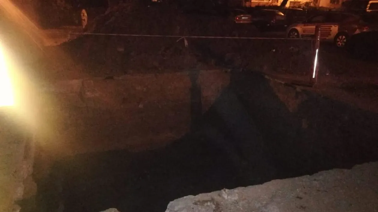 La un pas de moarte. Un bărbat a căzut într-o groapă adâncă de trei metri, pe o stradă din Craiova