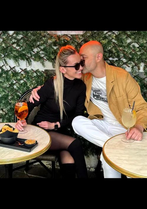 Tânăra are 30 de ani, este stewardesă și seamănă cu fosta soție a prezentatorului