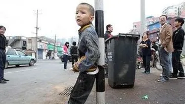 Un chinez si-a scos la licitatie fiul de opt ani, oferindu-l ca sclav!