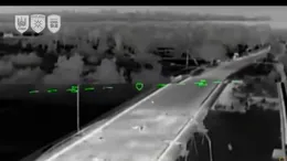 Forțele ucrainene au publicat imagini cu un atac asupra unui pod din Armiansk. 50 de camioane cu combustibil, luate prin surprindere