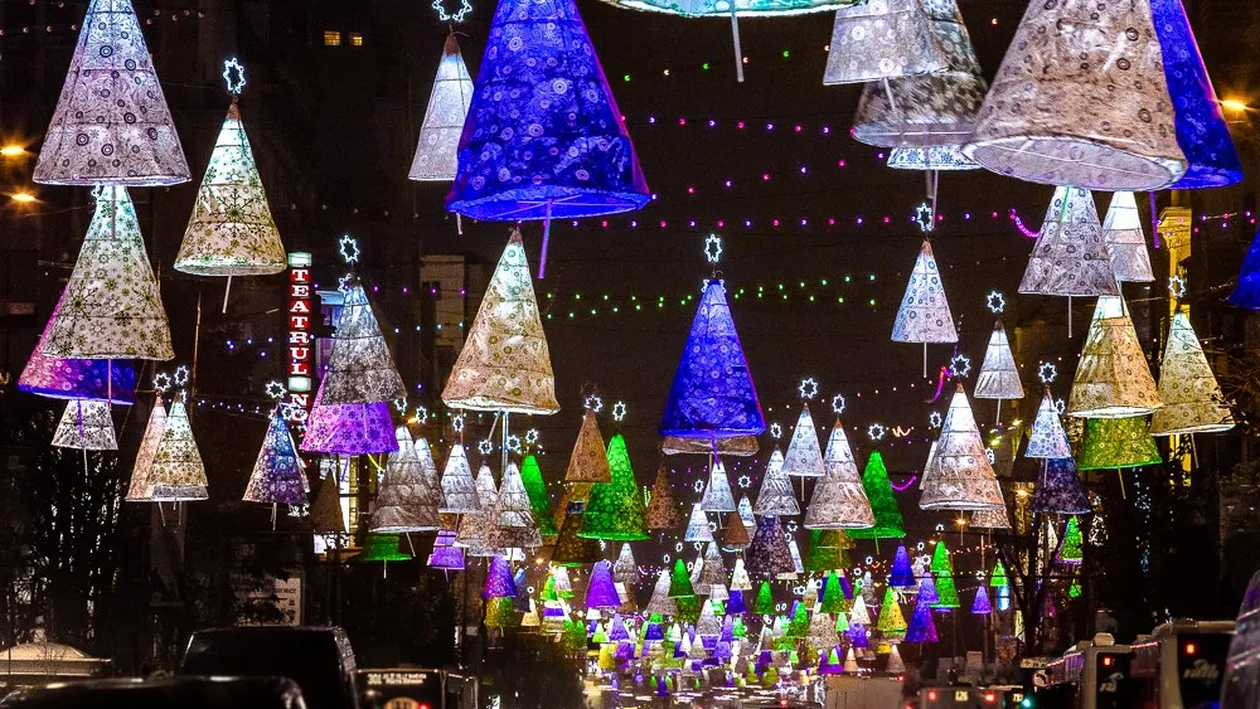 Andreea Ibacka s-a distrat copios în Piaţa Universităţii! Vezi cum s-a bucurat frumoasa blondină de luminiţe!