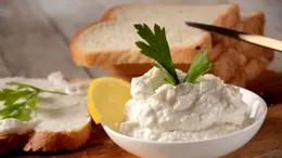 Ți s-a tăiat salata de icre? Ingredientul pe care să-l adaugi. Ți-o repară imediat și va avea un gust deosebit