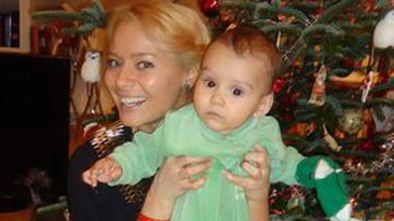 Laura Cosoi, Mos Craciun pentru finul ei: Am desfacut impreuna cadourile, asezati in jurul bradului