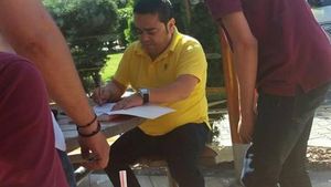 Adrian Minune, într-o ipostază inedită. Manelistul a dat autograf pe o carte de matematică!