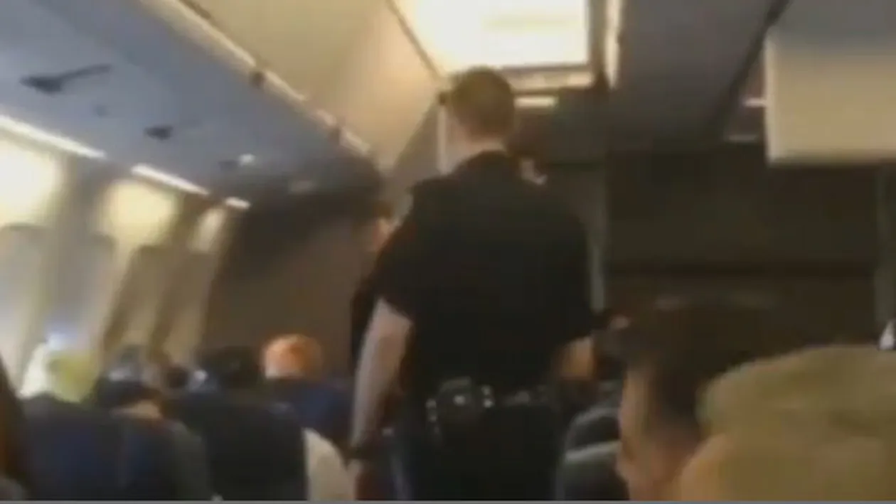 HAOS! Spaima si teroare intr-un avion! Incredibil ce au putut sa faca femeile din aeronava in timpul aterizarii de urgenta