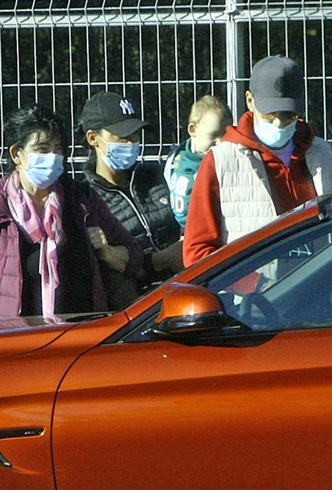 Ștefan Bănică Junior, Lavinia și o prietenă s-au plimbat, cu micuțul Alexandru, prin parc