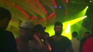 Ha, ha, ha, ce caterinca! Smiley a ajuns omul de sacrificiu. Vezi aici cum face pe soferul pentru gasca sa, la plecarea din club