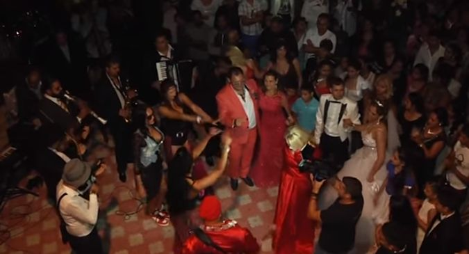 Toți ochii au fost pe decolteul ei! Ce a pățit Viorica de la Clejani la o nuntă. Petrecăreții i-au îndesat bani în sutien până i-a cedat rochia