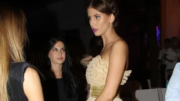 Roxana Ilie da probe pentru un posibil job in televiziune. Vezi cum se descurca prezentand rubrica Meteo in plina strada