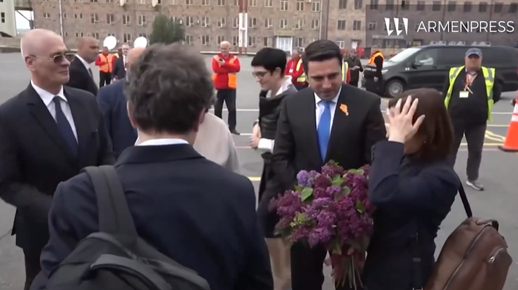 Cât costă rucsascul lui Nicușor Dan, de fapt. N-a renunțat la el nici în timpul vizitei oficiale la Erevan