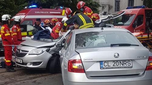Persoană rănită într-un accident produs în centrul Capitalei. A fost nevoie de intervenția descarcerării. VIDEO