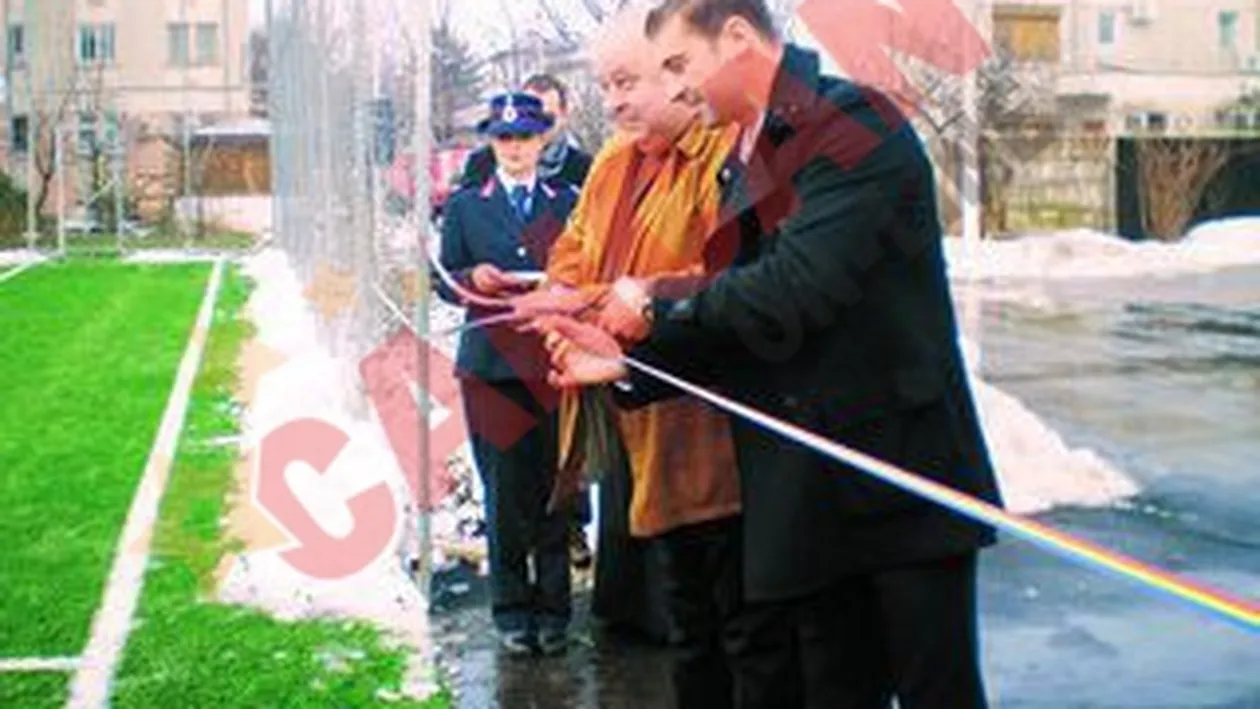 Mister K.O. a inaugurat un teren de fotbal