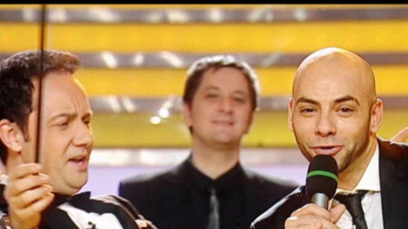 A vrut sa le strice Revelionul colegilor! Maruta a cantat „Pusca si cureua lata”! Vezi aici cum au reactionat cand l-au auzit!