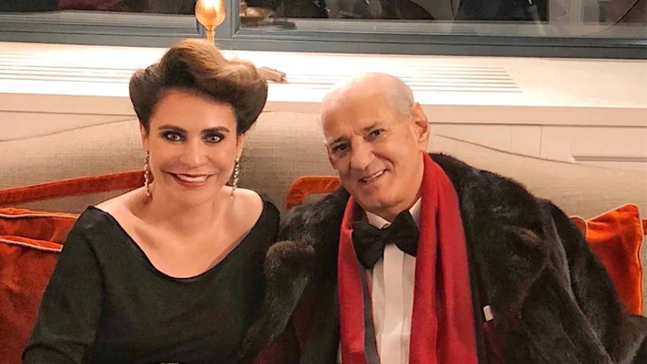 Cum arată bradul de Crăciun creat de Adina Buzatu și pictat de maestrul Gheorghe Zamfir